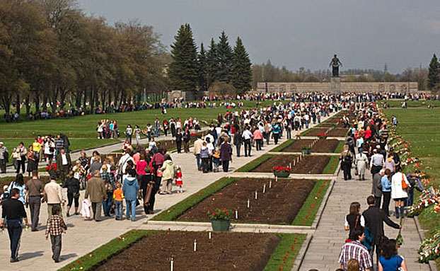 Пискаревское мемориальное кладбище.