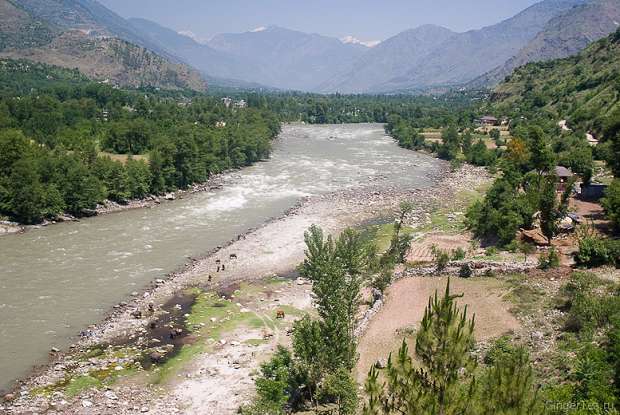 Долина Куллу, р. Беас. Сзади снежные вершины хребта Пир-Панджал, Kullu valley, Bear river, Pir Panjal range