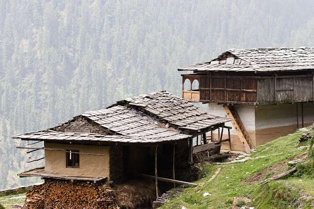 Традиционный дом около перевала Джалори, traditional house near Jalori pass